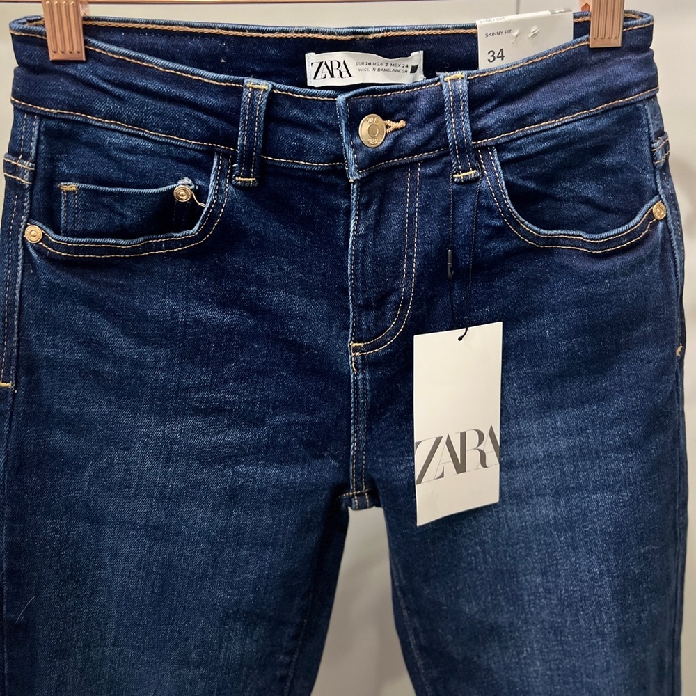 Women’s Zara skinny fit, mid rise, stretch jeans.